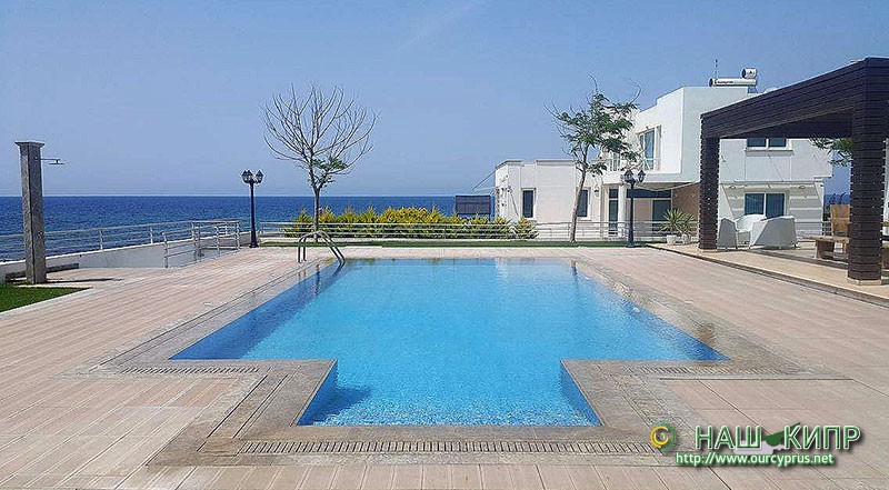 Вилла на берегу моря с 5 спальнями и бассейном у пляжа Shayna £700,000